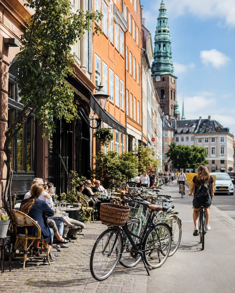 Rejsegruppe på en panoramarute med bjergudsigt
