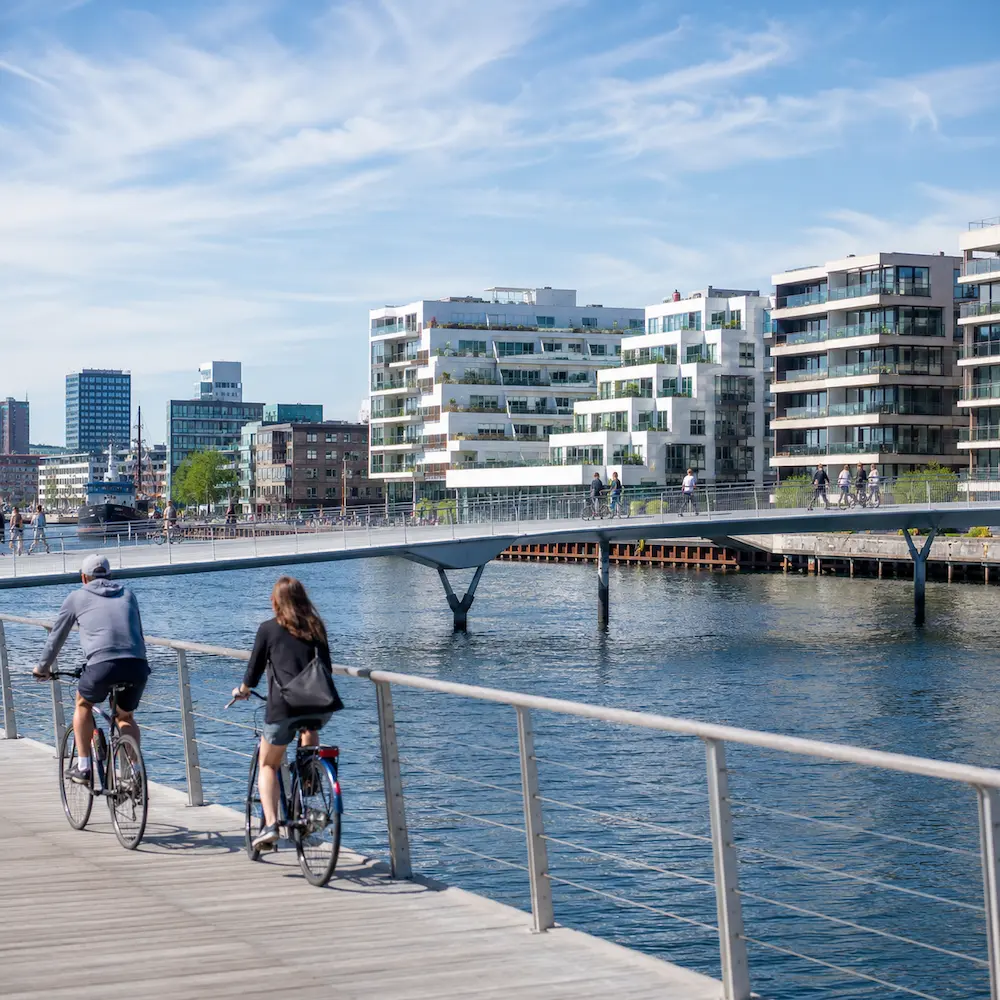 Solopgang over bjerge med rejserute i forgrunden